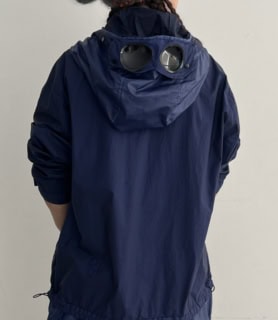 このジャケット、じつはフードに仕掛けがあるんです。それがブランドのアイコンにもなっているゴーグル。ミリタリーやモータースポーツから着想を得たディテールとのことですが、実際に使用することも可能です。日差しが強い日にサングラスを忘れたときなどに重宝するかも！