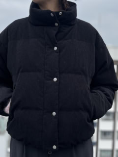このダウンが気に入った一番の理由は、ボトムスとのバランスが取りやすいショート丈であること。ファッションブランドでは見かけますが、ダウンメーカーではなかなか見ないんですよね。あと、高すぎず低すぎないスタンドカラーの高さも絶妙でした!