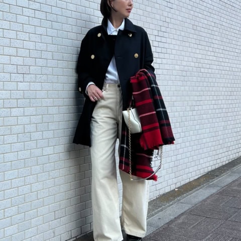 【40代スナップ】マッキントッシュのコートとチェックストールでホリデームード満点｜岡田翠さん