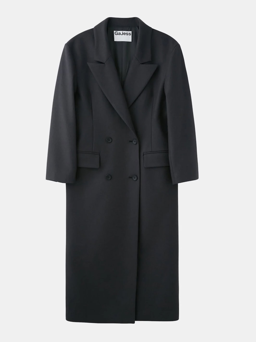 「このチェスターコートは長さがあるので、合わせるボトムスの丈を気にせず羽織れるところが気に入っています」コート¥77,000（ガジェス）