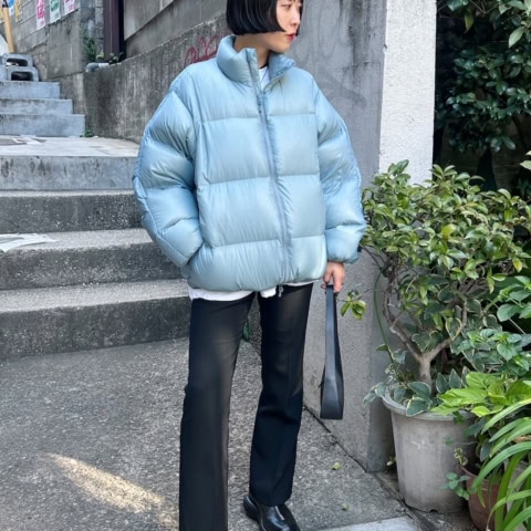 【40代スナップ】超軽量で高機能！ エコ素材を使用したキレイ色ダウンが映えます♡｜柳亜矢子さん