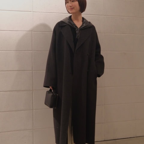 【40代スナップ】人気の「ハミルトンコート」にフーディ合わせで上質カジュアルに｜香田宏子さん