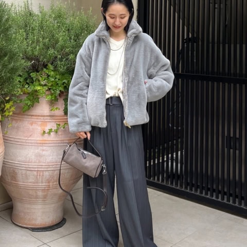 【40代スナップ】旬です！「ファーブルゾン」を主役見せするスッキリコーデ｜尾崎こずえさん