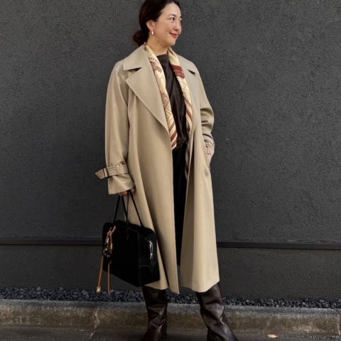 【40代スナップ】一枚は欲しい♡ ドラマチックな「大人トレンチ」を主役見せ!|河野なみこさん