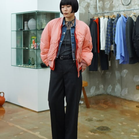 【40代スナップ】ライナー付きで調節可能!「ピンクのMA-1」が大人可愛くて使える|新垣結花莉さん