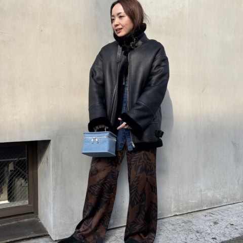 【40代スナップ】レザー×デニムの素材感レイヤードで防寒も洒落感も叶える!|小野寺貴子さん