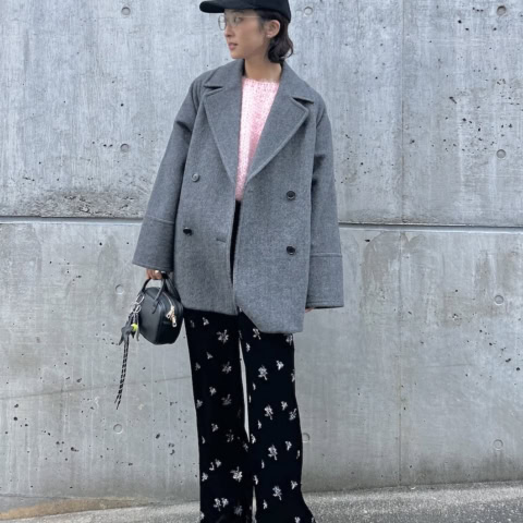 【40代スナップ】定番グレーコートに「ピンクニット」のチラリ見せが可愛い!|西本真希さん