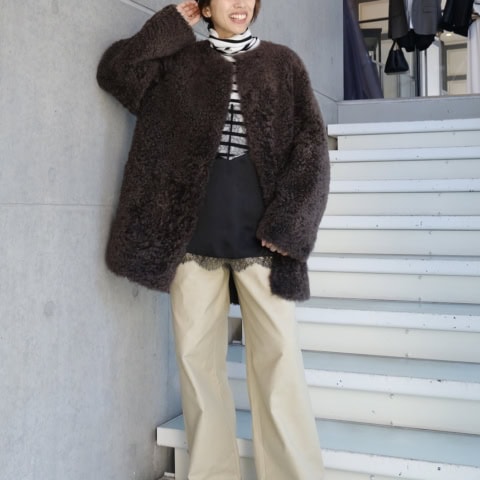 【40代スナップ】もふもふコートにランジェリーライク服合わせがときめくコーデ♡|園畠麻衣さん