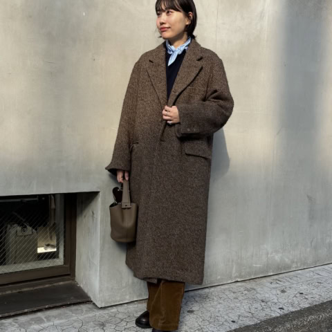 【40代スナップ】一枚でサマになる「ツイードコート」に差し色ブルーが映えてる!|矢吹幸子さん