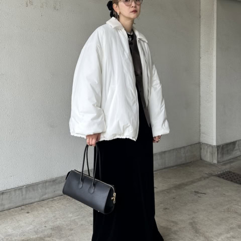 【40代スナップ】ふわふわ軽くてあったか「白ダウン」で明るい冬映えコーデに！｜波田桜子さん