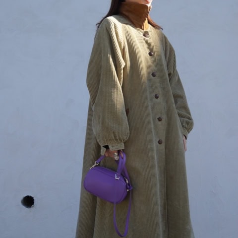 【40代スナップ】ヴィンテージコートにシルバーアクセや眼鏡でキラッと引き締め!|小川晴香さん