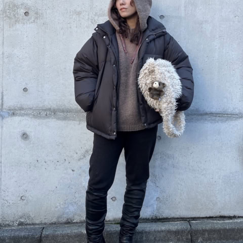 【40代スナップ】シンプルコーデが「もこもこバッグ」と「チャーム」で旬顔に♡|石田愛さん