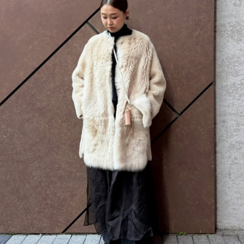 【40代スナップ】「ふわふわムートンコート」とジュエリーでホリデー気分に♡|田井美也子さん