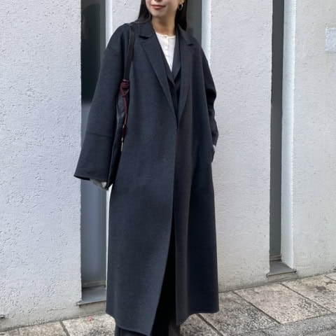 【40代スナップ】一生モノの予感! 上質カシミアコートが主役のワンカラーコーデ|渡邉茉耶さん