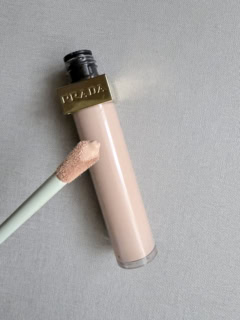 PRADA ブラーリングマイクロコレクティング コンシーラー テクスチャー