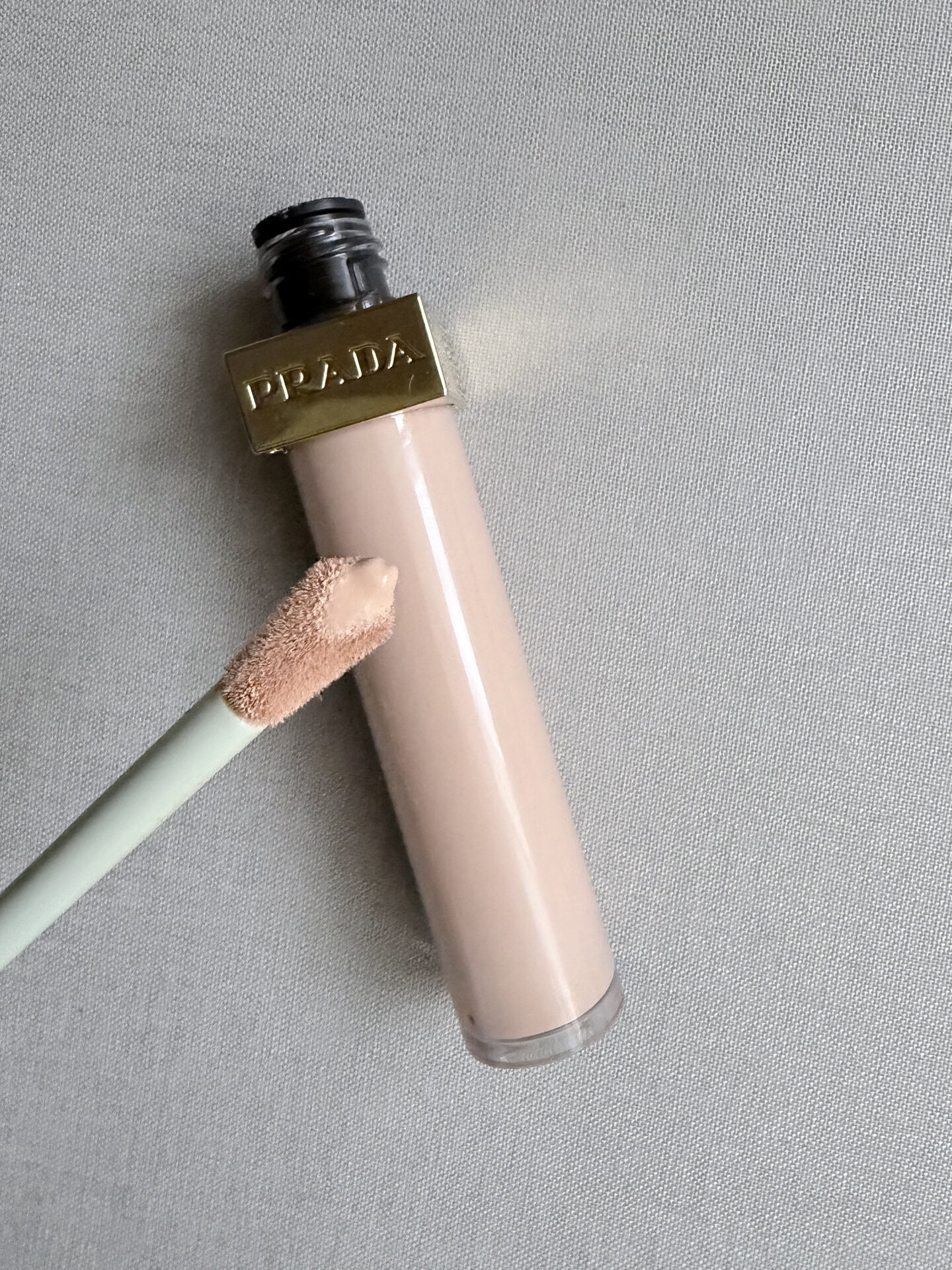 PRADA ブラーリングマイクロコレクティング コンシーラー テクスチャー