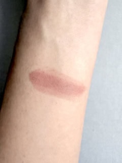 M・A・C パウダー キス ヘイジー マット リップスティック テイケン テクスチャー