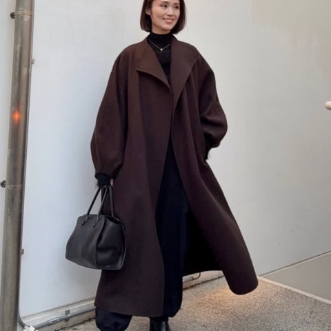 【40代スナップ】主役級ブラウン「マキシ丈コート」にブラック小物合わせが旬!|那須川美香さん