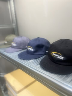 キャップ各￥7,700（フレッシュサービス）