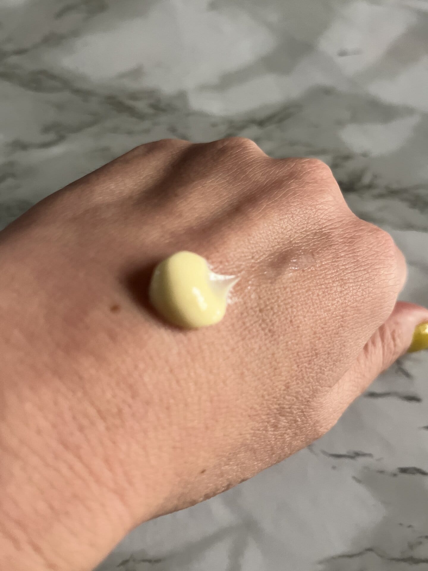 テクスチャーはこんな感じ。それほど硬くなく、バームにしてはソフトな印象を受けました