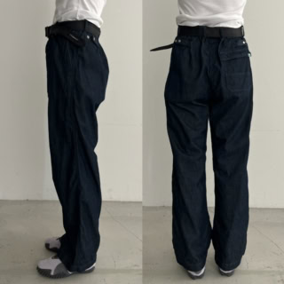 メンズのパンツとなるとサイドとバックからどう見えるか気になりますよね。筆者のお尻のカタチがイマイチですが、全方位でサマになるデニムだと思いました。バック上部にはアジャスターベルトがあるので、ちょっとしたサイズ調整も可能です