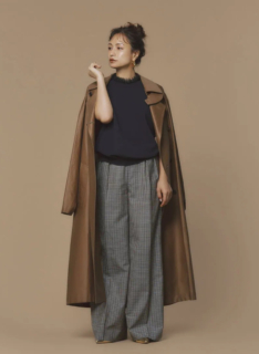 チェックパンツ¥75,900、半袖レース付きニット¥50,600(共にドゥロワー/ドゥロワー 青山店)、トレンチコート¥165,000(バウト)、シューズ¥68,200(ネブローニ)、左耳のシングルピアス¥53,900(マリア ブラック/ショールーム セッション)