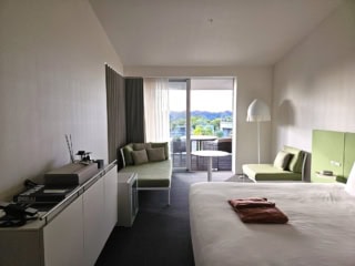 部屋からも自然たっぷりのロケーション&プールが見渡せるの、最高です!