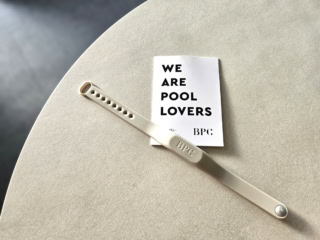 ルームキーはPOOL CLUBなだけに水に濡れても良いバンドタイプ。