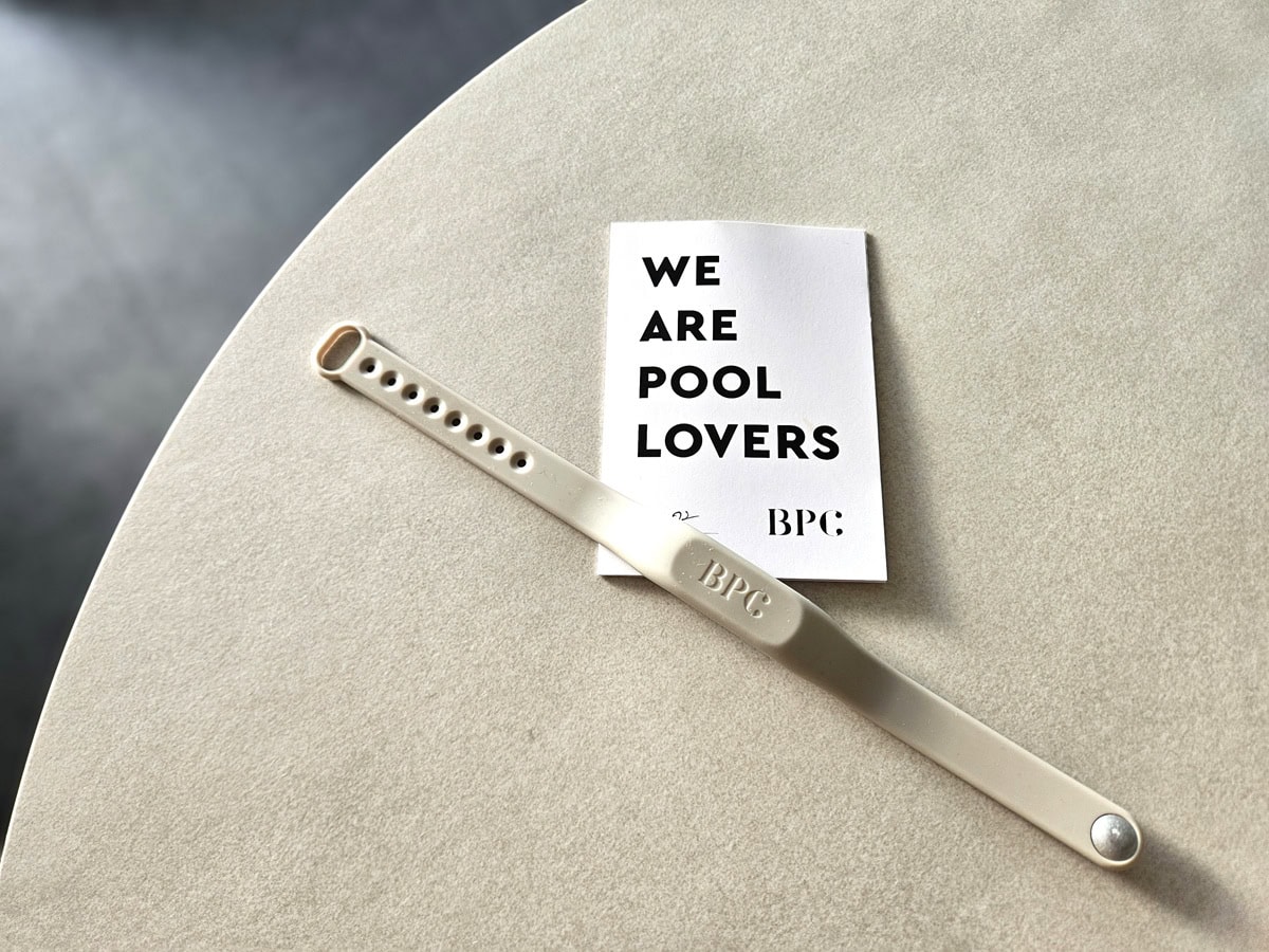 ルームキーはPOOL CLUBなだけに水に濡れても良いバンドタイプ。