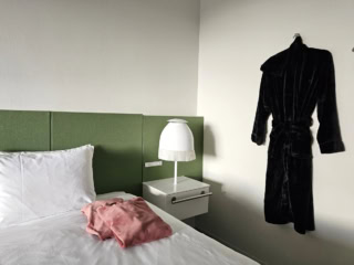 バスローブや防寒用のポンチョの用意も。館内で着用できるリラックスウェアのベロアタッチな肌触りにもヤミツキに!