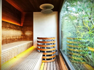 プールサイドにはコンテナータイプのサウナが。