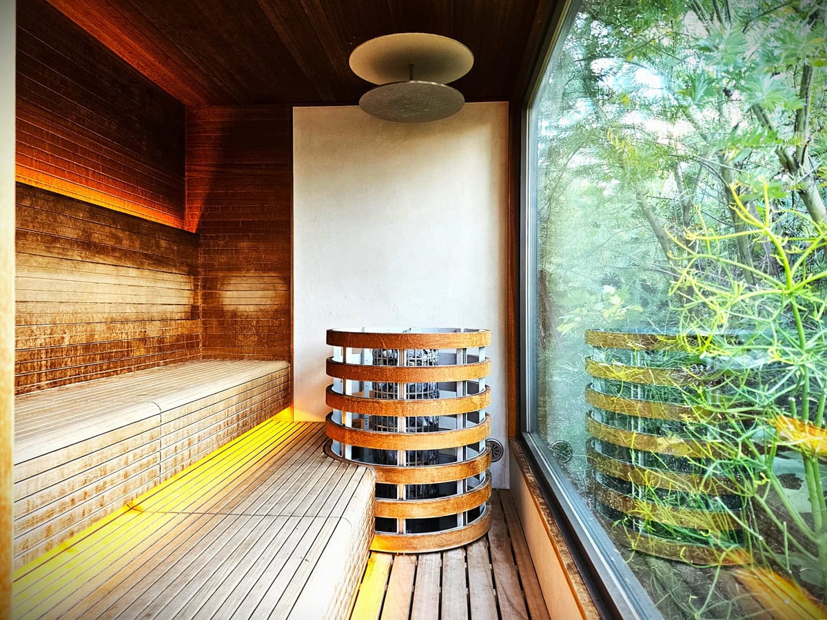 プールサイドにはコンテナータイプのサウナが。