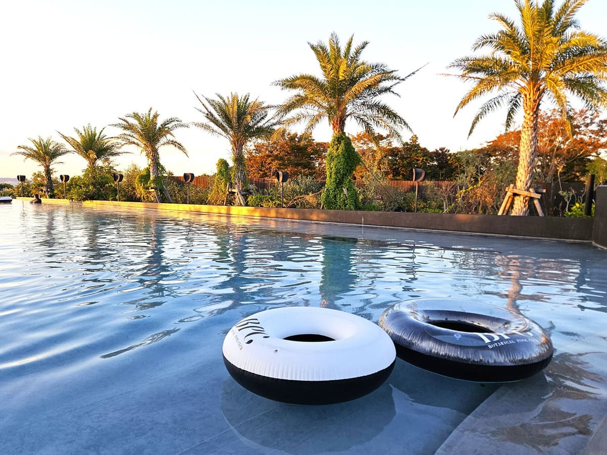 露天風呂かのようなホットプールに浮き輪でプカプカ……不思議だけど癒し度満点！