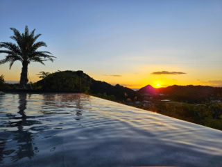 夕暮れどきのマジックアワーには、インフィニティタイプの「BLACK POOL」にぜひ!