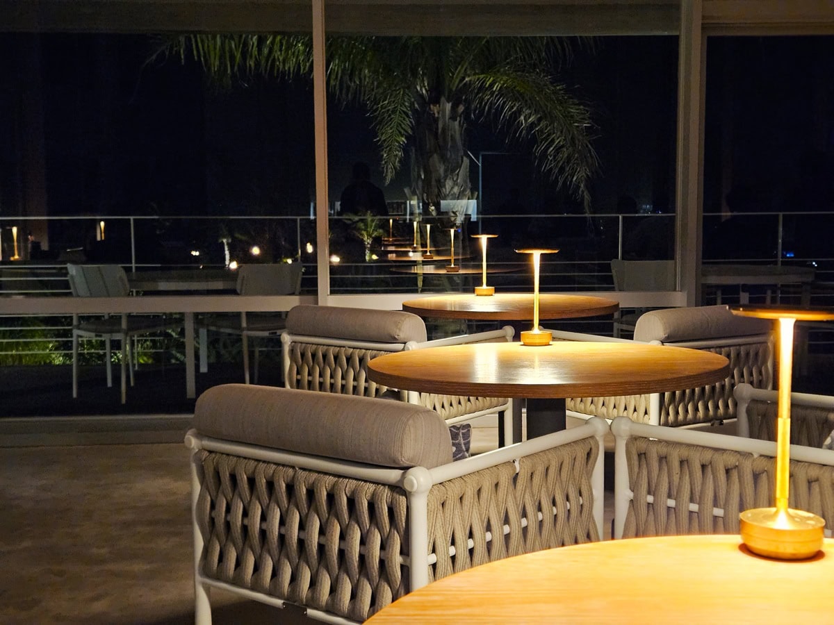 大きい窓に面し、プール＆ボタニカルフルなガーデンとつながるようなダイニング。