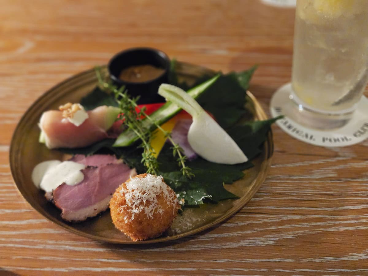 HOT POTの前にはお酒が進むつまみ系前菜も。