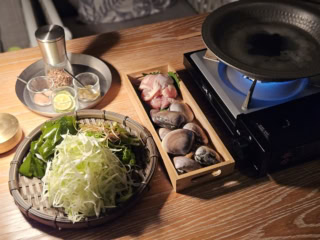 冬限定で、HOT POTが主役のディナーコースがお目見え。写真は、三陸産生わかめと活ハマグリ鍋。