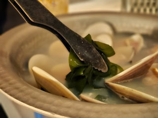 ハマグリの旨みがにじみ出た出汁でいただく生わかめ、ヘルシーでおいしすぎ!