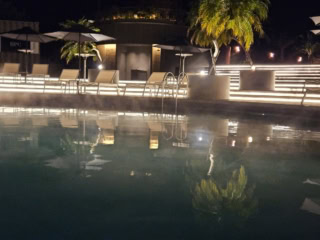 水温40℃、真冬でも心地よすぎるホットプール! 夜は湯気が立ち上り、より幻想的に。