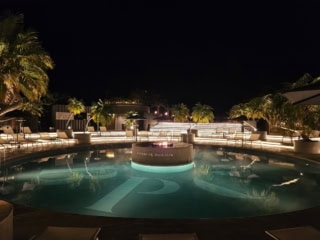 夜はライトアップされて一段とムーディに!