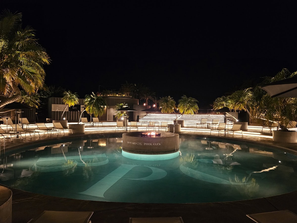 夜はライトアップされて一段とムーディに！