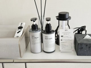 UVクリームやボディミルクなど、客室内にはアメニティを用意。「BPC」オリジナルの、シックかつラグジュアリーな香りつき。