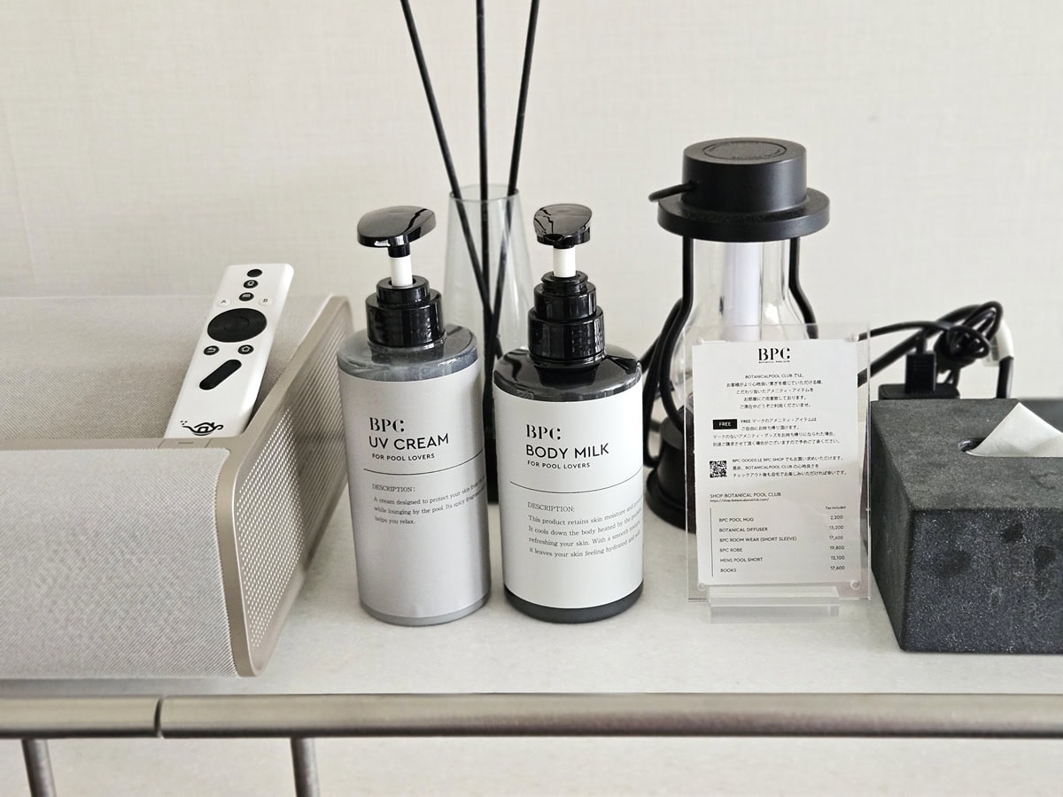 UVクリームやボディミルクなど、客室内にはアメニティを用意。「BPC」オリジナルの、シックかつラグジュアリーな香りつき。