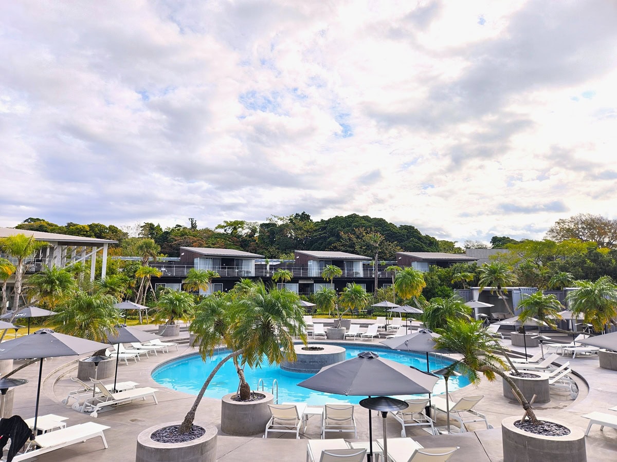 中央に位置し、存在感抜群のSIGNATURE POOL。