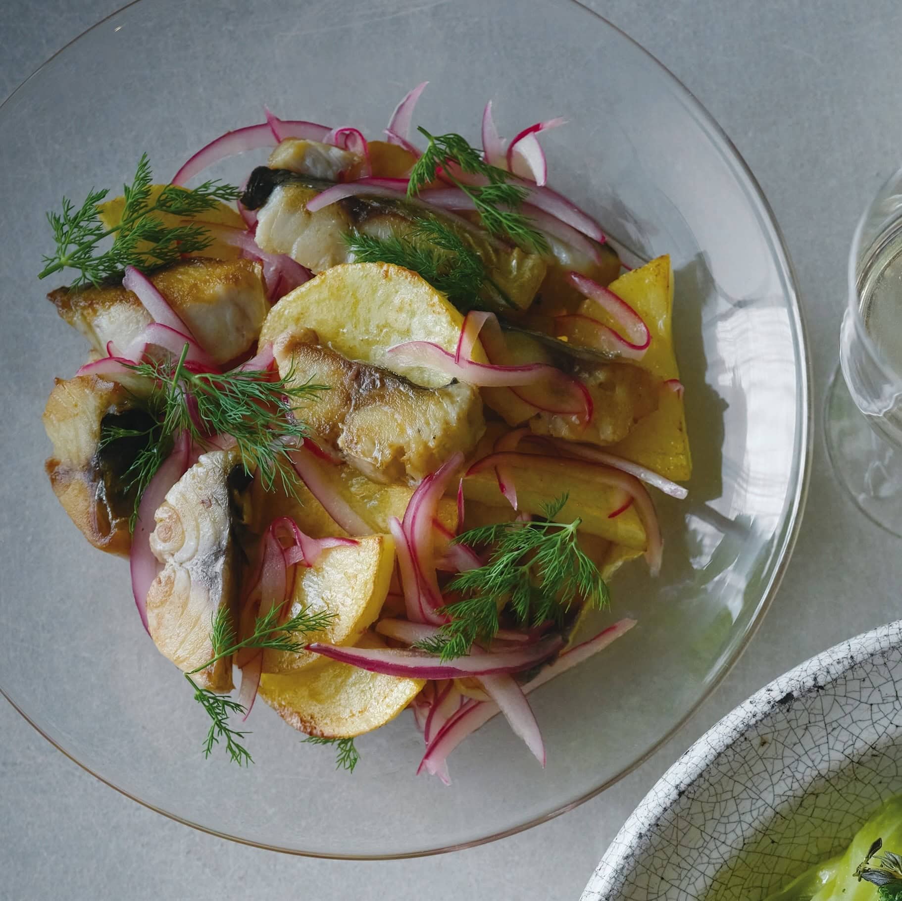 さばの塩気とじゃがいものしっとり感がヤミツキになる、絶品マリネ。しっかり食べごたえがあり、ディルの爽やかな香りも食欲をそそる。
