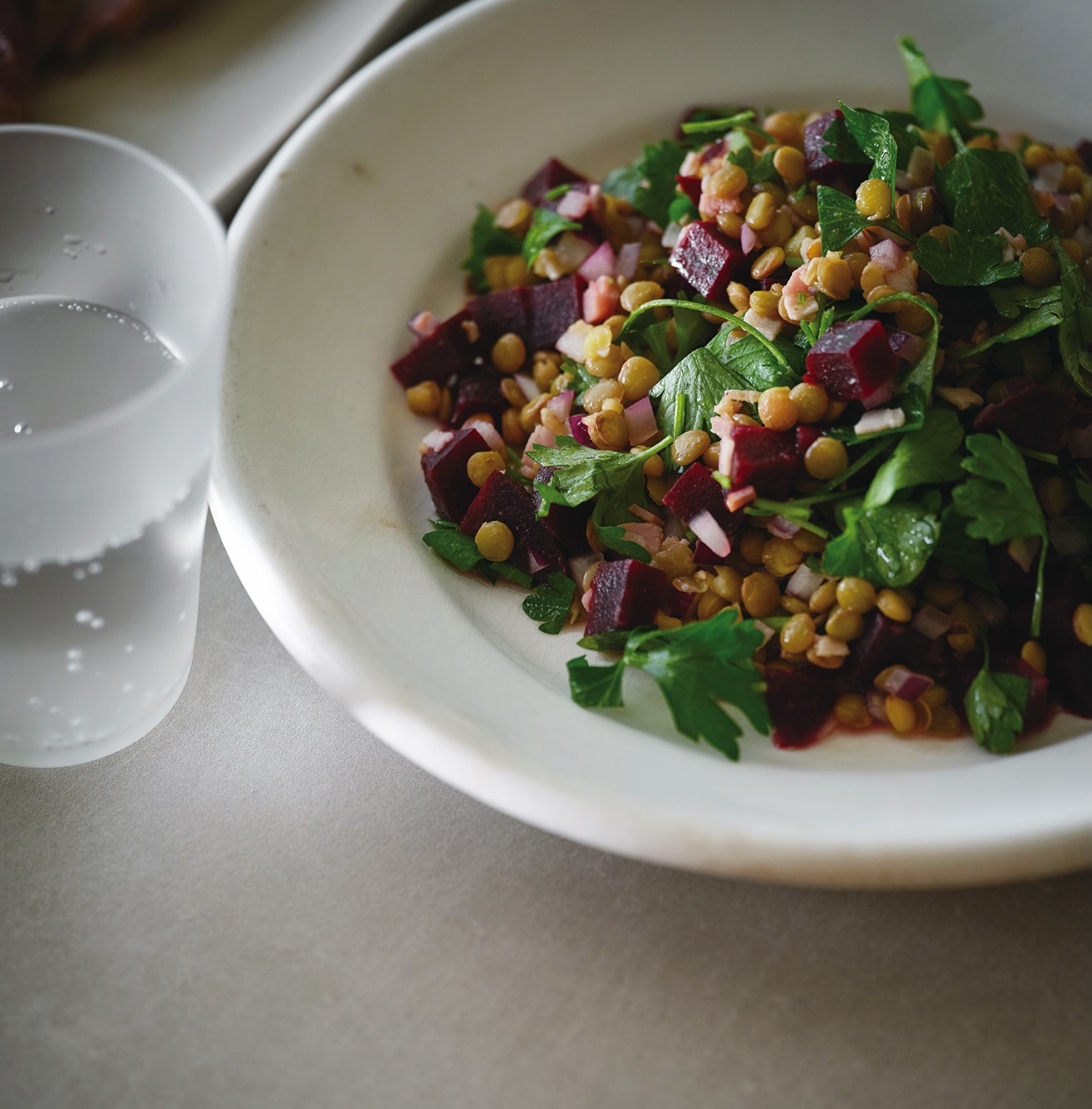 ほんのり甘いビーツやフレッシュなイタリアンパセリを組み合わせて、レモンの酸味で味を引き締めた逸品。