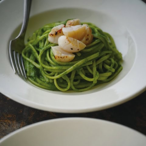 香り豊かな春菊×オリーブオイルが美味しいごちそうパスタ『春菊のサルサヴェルデ・リングイネ』