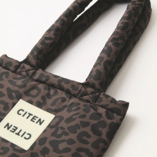 ダウンのようなボリュームが可愛い！ 持ち手にもパフ感がしっかりと。