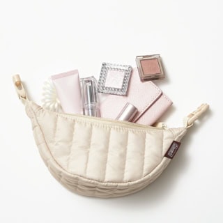 ダウン調生地のボリューミーなクロワッサンポーチはしっかりマチがあるので見た目以上の収納力◎。コスメやお出かけに必須なアイテムもしっかり入る!