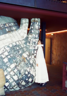 シルクコットンのドレス「Marie（マリー）」2,133€、⾸に着けたラッフルカラー ※写真のカットでは着⽤していないシャツとのセット販売「Valerie（ヴァレリー）」1,242€ ※共に参考価格（共にエコール・ド・キュリオジテ）、その他私物